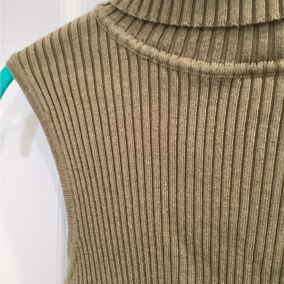 Le Lis Military Green Ribbed Top - Picture 5 of 8